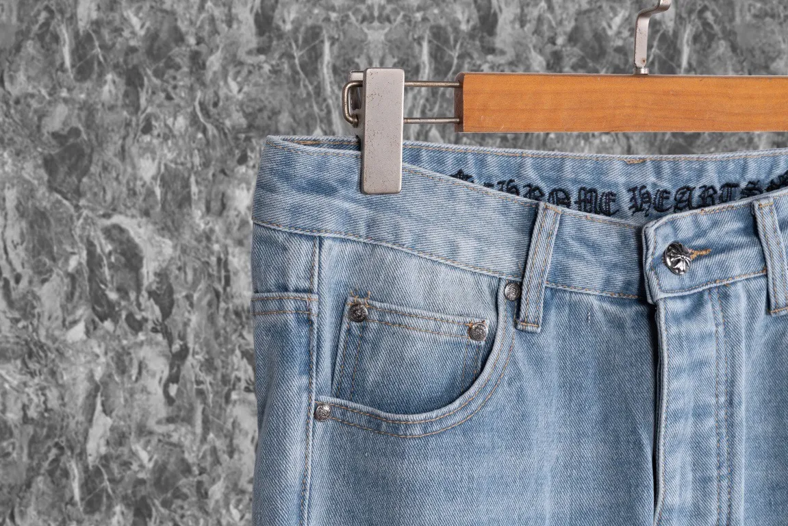 P290 [Evergreen model, top version] Chrome Hearts blue jeans, multi-leather label work jeans, ch jeans. The jeans need to be washed and then disassembled and hand-stitched with sheepskin cross leather and then spliced ​​together. The whole piece has too many craftsmanship to describe. The cabinet price is 12W+ level, patchwork cross flower embellishment, high-waisted washed jeans! ! Absolutely high-end luxury products, 6W+ level god-level items, super popular products, made with top heavy industry, a magic weapon that cannot be missed. About Kroxin This is an extremely luxurious fashion brand, which can also be called the aristocrats of the high street. It has always been an exclusive brand for some hipsters or rich second generation. Compared with ordinary high streets, it is more luxurious and noble. Compared with luxury brands, it has a more fashionable personality and has always been a brand that I have a special liking for. Style number: 1565# Color: blue Size: 28 30 32 34 36